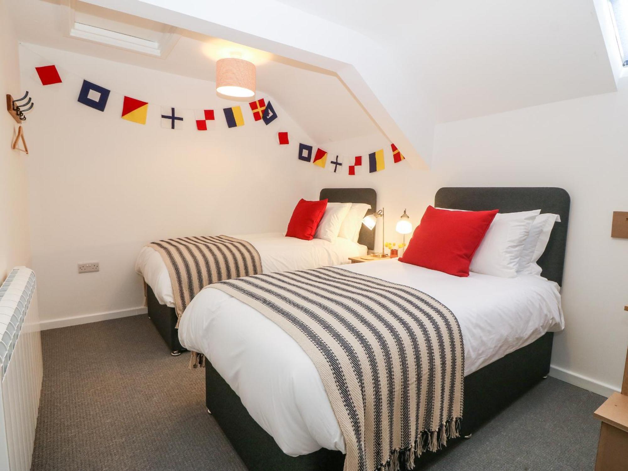 2 Dew Street * Menai Bridge