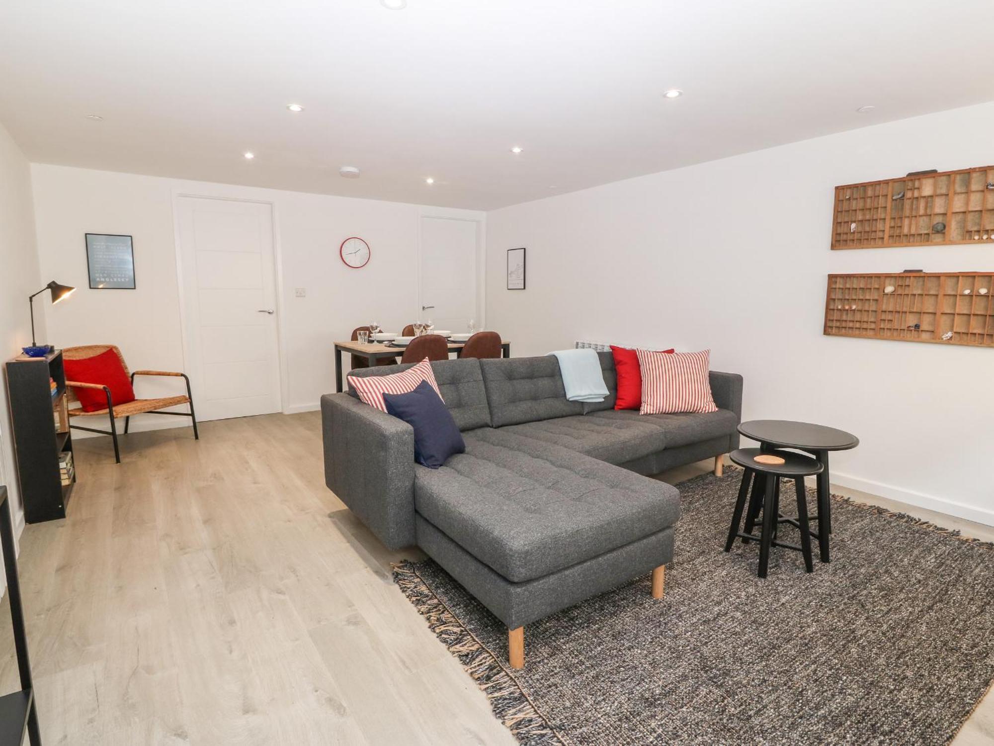 2 Dew Street * Menai Bridge